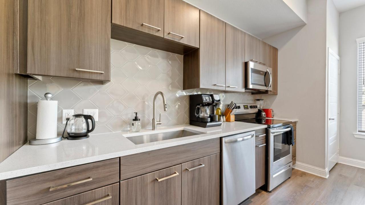 Апартаменты Upscale Modern Apts - Free Parking, Fast Wifi, Courtyard Остин Экстерьер фото