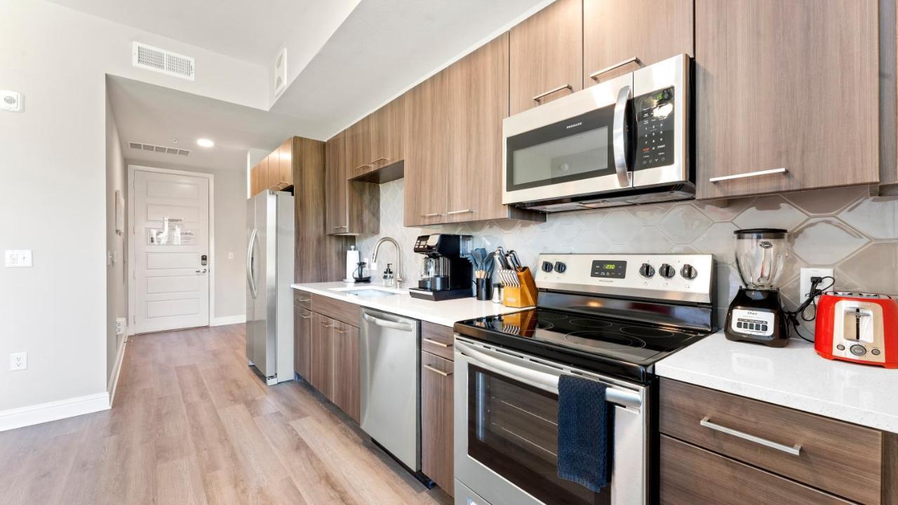 Апартаменты Upscale Modern Apts - Free Parking, Fast Wifi, Courtyard Остин Экстерьер фото