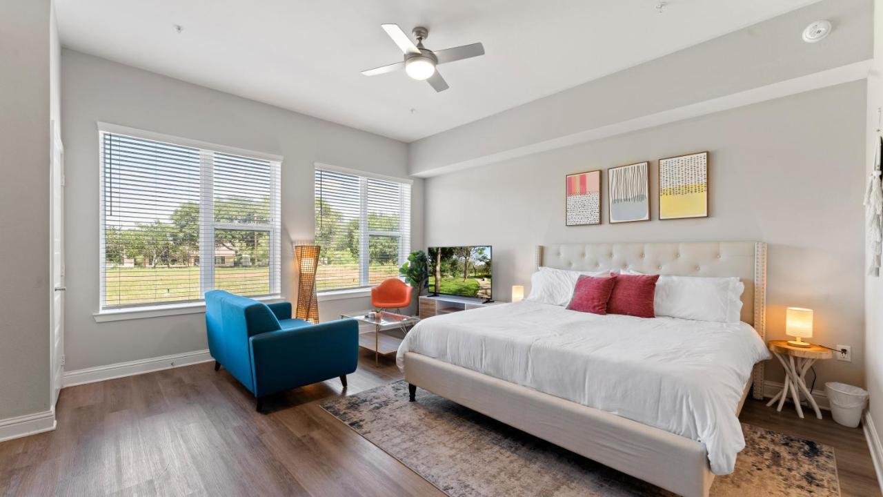 Апартаменты Upscale Modern Apts - Free Parking, Fast Wifi, Courtyard Остин Экстерьер фото